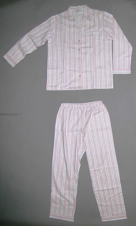 Schlafanzug für Frauen, sog. Damen-Pyjama, Art. 40136, Größe 44/46, siehe Foto, 
bestehend aus Oberteil und langer Hose,
- lt. ergänzenden Antragsangaben gemeinsam für den Einzelverkauf in einem Polybeutel 
  verpackt,
- aus 0,8 mm dicken, bedruckten, beidseitig leicht gerauten Geweben aus lt. Antrag 100 % 
  Baumwolle,
- nach Schnitt (weit geschnitten), Ausstattung, Material und Farbe (weiß mit Längsstreifen 
  und kleingemustertem Alloverdruck) erkennbar dazu bestimmt, ausschließlich oder im 
  Wesentlichen als Nachtkleidung im Bett getragen zu werden,
- Oberteil: 
-- mit Reverskragen,
-- mit langen Ärmeln mit geraden Blenden,
-- vorn mit einer durchgehenden Öffnung mit Knopfverschluss von rechts auf links
   (Frauenkleidung),
-- mit einer aufgesetzten Brusttasche,
-- über den Schritt, aber nicht über den halben Oberschenkel reichend (Rückenlänge: 74 cm),
-- an den Rändern der Öffnung, des Kragens, an den Taschen und an den Ärmeln mit 
   schmalen, kontrastfarbenen Satinbändern,
-- am unteren Rand gesäumt,
- lange Hose:
-- in der Taille abschließend, mit elastischem Taillenbund,
-- mit knöchellangen, weiten Hosenbeinen, mit geraden Abschlussblenden mit schmalen, 
   kontrastfarbenen Satinbändern.