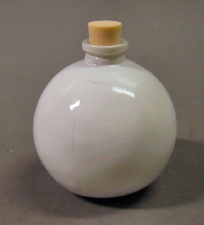 Flasche für Verpackungszwecke, siehe Foto,
- aus ungefärbtem Glas, weiß bemalt und lackiert,
- in runder bzw. dreikantiger Form mit Standfläche,
- mit einer Höhe von ca. 7 cm,
- mit einem Fassungsvermögen von weniger als 2,5 Liter,
- ohne Stopfen,
- lt. Antrag als Verkaufsaufmachung für Badeschaum bestimmt.