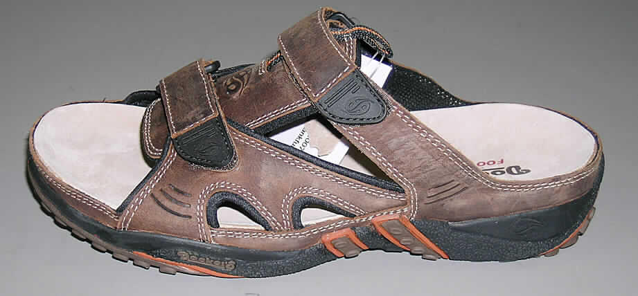 Freizeitsandalen, lt. Antrag:"Herren-Sandalen, Art.-Nr.: 203301-007010", siehe Foto,
- mit Laufsohlen aus  Kautschuk, nicht mit einer Hauptsohle aus Holz,
- mit zehenfreiem Oberteil (nicht geschlossenes Blatt) aus Leder,
- mit zwei Klettverschlüssen,
- nicht den Knöchel bedeckend, 
- ohne Schutz in der Vorderkappe,
- mit einer Höhe des Absatzes und der Sohle von mehr als 3 cm