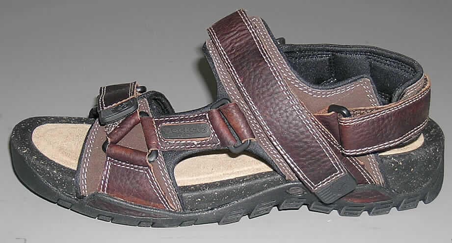 Freizeitsandalen, lt. Antrag: "Herren-Sandalen, Art.-Nr.: 203332-020010", siehe Foto, 
- mit Laufsohlen aus Kautschuk; nicht mit einer Hauptsohle aus Holz, 
- mit zehenfreiem Oberteil (nicht geschlossenes Blatt) aus Leder
  (den größten Teil der Außenfläche bildend) und Spinnstoff,
- mit drei Klettverschlüssen,
- ohne Schutz in der Vorderkappe,
- nicht den Knöchel bedeckend, 
- mit einer Höhe des Absatzes und der Sohle von mehr als 3 cm