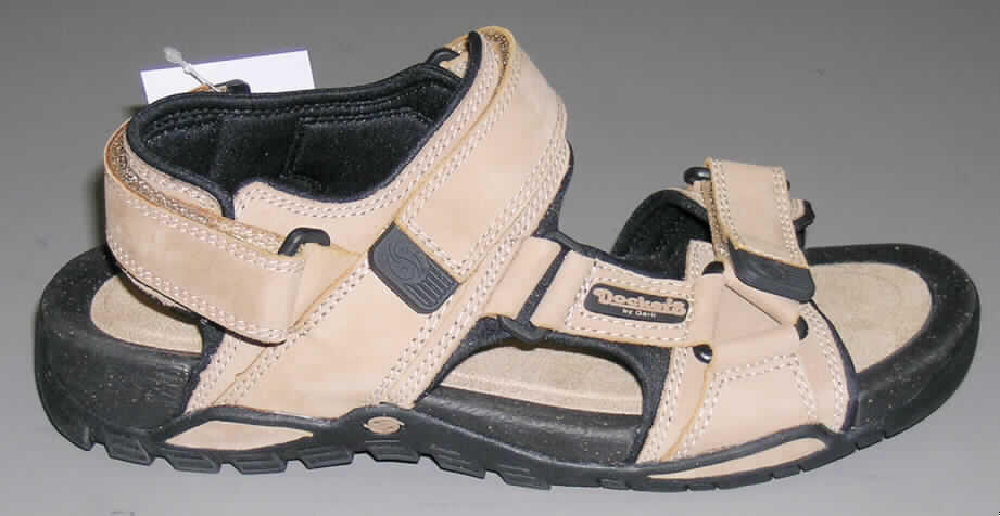 Freizeitsandalen, lt. Antrag: "Herren-Sandalen, Art.-Nr.: 203332-003917", siehe Foto, 
- mit Laufsohlen aus Kautschuk; nicht mit einer Hauptsohle aus Holz, 
- mit zehenfreiem Oberteil (nicht geschlossenes Blatt) aus Leder
  (den größten Teil der Außenfläche bildend) und Spinnstoff,
- mit drei Klettverschlüssen,
- ohne Schutz in der Vorderkappe,
- nicht den Knöchel bedeckend, 
- mit einer Höhe des Absatzes und der Sohle von mehr als 3 cm