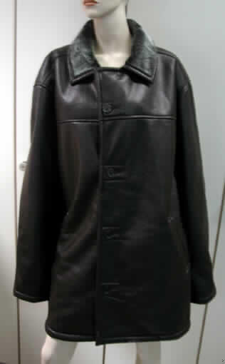 Kurzmantel für Männer, sog. Jacke, Art. 167/622, in Erwachsenengröße (Gr. 54), siehe Foto,
- lt. Untersuchungsergebnis aus einem ca. 4 mm dicken, zweilagigen Flächenerzeugnis mit 
  einer Außenlage aus geschmirgelten und mit Kunststoff musterbildend bedruckten Ketten-
  gewirken (somit nicht aus Meterware der Pos. 5903 und damit keine Kleidung der Pos. 6113)
  und einer Innenlage aus bedruckten Plüschgewirken; beide Lagen aus lt. Antrag 100 % 
  synthetischen Chemiefasern; durch Kleben miteinander verbunden; durch Wirken hergestellt,
  damit keine Ware aus Leder und auch nicht aus künstlichem Pelzwerk (somit keine Kleidung
  der Pos. 4304),
- über den Schritt, aber nicht bis zur Mitte der Oberschenkel reichend (Rückenlänge: 90 cm),
  damit kein Mantel,
- mit Umlegekragen,
- vorn mit einer durchgehenden Öffnung mit Knopfverschluß von links über rechts (Männer-
  kleidung),
- mit langen Ärmeln,
- mit zwei eingesetzten Taschen unterhalb der Taille,
- am unteren Rand gesäumt,
- wird als äußerstes Kleidungsstück über jeder anderen Kleidung getragen und bietet 
  Schutz gegen das Wetter,
- erfüllt aufgrund der Länge in Verbindung mit dem Material die Voraussetzungen zur Einrei-
  hung als Kurzmantel (somit liegt weder ein windjackenähnliches Kleidungsstück noch eine 
  Jacke vor).