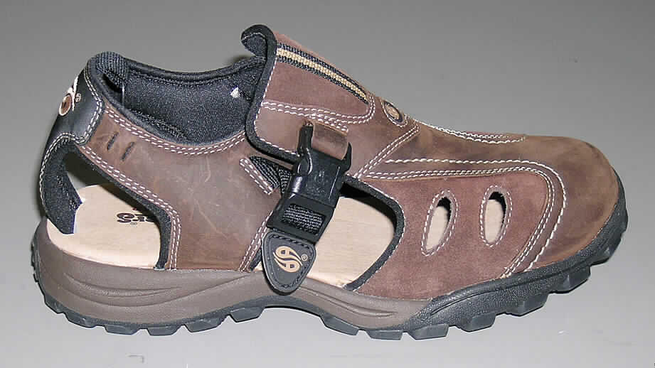 Freizeitsandalen, lt. Antrag: "Herren-Sandalen, Art.-Nr.: 203324-071020", siehe Foto, 
- mit Laufsohlen aus Kautschuk; nicht mit einer Hauptsohle aus Holz, 
- mit Oberteil (nicht geschlossenes Blatt) aus Leder
  (den größten Teil der Außenfläche bildend) und Kunststoff (Spinnstoff mit einer mit 
  bloßem Auge wahrnehmbaren Außenschicht aus Kunststoff),
- mit Verstärkungsteilen aus Spinnstoff,
- mit einem Schnallenverschluss,
- ohne Schutz in der Vorderkappe,
- nicht den Knöchel bedeckend, 
- mit einer Höhe des Absatzes und der Sohle von mehr als 3 cm