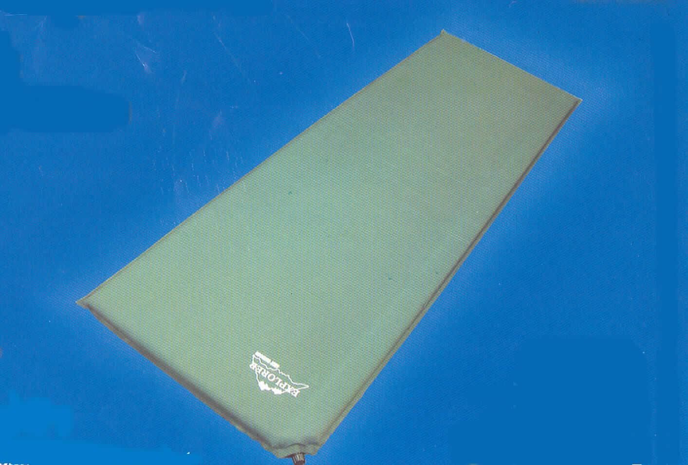Warenzusammenstellung, bestehend aus einer Luftmatratze, zwei Spanngurten und einem 
Reparaturset (eine kleine Tube Klebstoff, einem Ventilverschluss aus Kunststoff sowie
zwei Flicken in einem Polybeutel), sog. selbstaufblasende Thermomatte, Artikel 630 823,
siehe Foto,
- Luftmatratze:
-- aus einem dreilagig verklebten Flächenerzeugnis der Position 5903 mit 
--- zwei Außenlagen aus einfarbigen Geweben aus 100 % Polyester (Chemiefasern), 
    die nicht nur der Verstärkung dienen (somit keine Ware des Kapitels 39) und 
--- einer Innenlage aus Schaumkunststoff (Zellkunststoff),
-- durch Zusammenkleben konfektioniert,
-- in den Abmessungen 185 cm x 55 cm x 22,5 cm,
-- mit einem Kunststoffventil,
- Spanngurte:
-- zwei ca. 60 cm lange und 2,5 cm breite Klettbänder aus Geweben aus Spinnstoffen, 
-- jeweils mit einer Schnalle aus Kunststoff,
- Reparaturset:
-- kleine Tube Spezialkleber,
-- drei Flicken (quadratisch zugeschnittene, mit Kunststoff überzogene Gewebe
   der Position 5903),
-- ein Ventilverschluss aus Kunststoff,
- nach dem Umfang, dem Wert und dem Verwendungszweck bestimmt die Luftmatratze den 
  Charakter der Warenzusammenstellung,
- mit einem zylinderförmigen und speziell für die Aufnahme der zusammengerollten Ware
  gestalteten Beutel aus Geweben aus Spinnstoffen (Transport- und Aufbewahrungszwecke),
  mit Kordelzug am oberen Rand,
- die Ware kennzeichnet sich aufgrund ihrer objektiven Merkmale und des Verwendungs-
  zwecks als Luftmatratze (Campingausrüstung), die vom Kapitel 94 ausgeschlossen ist.