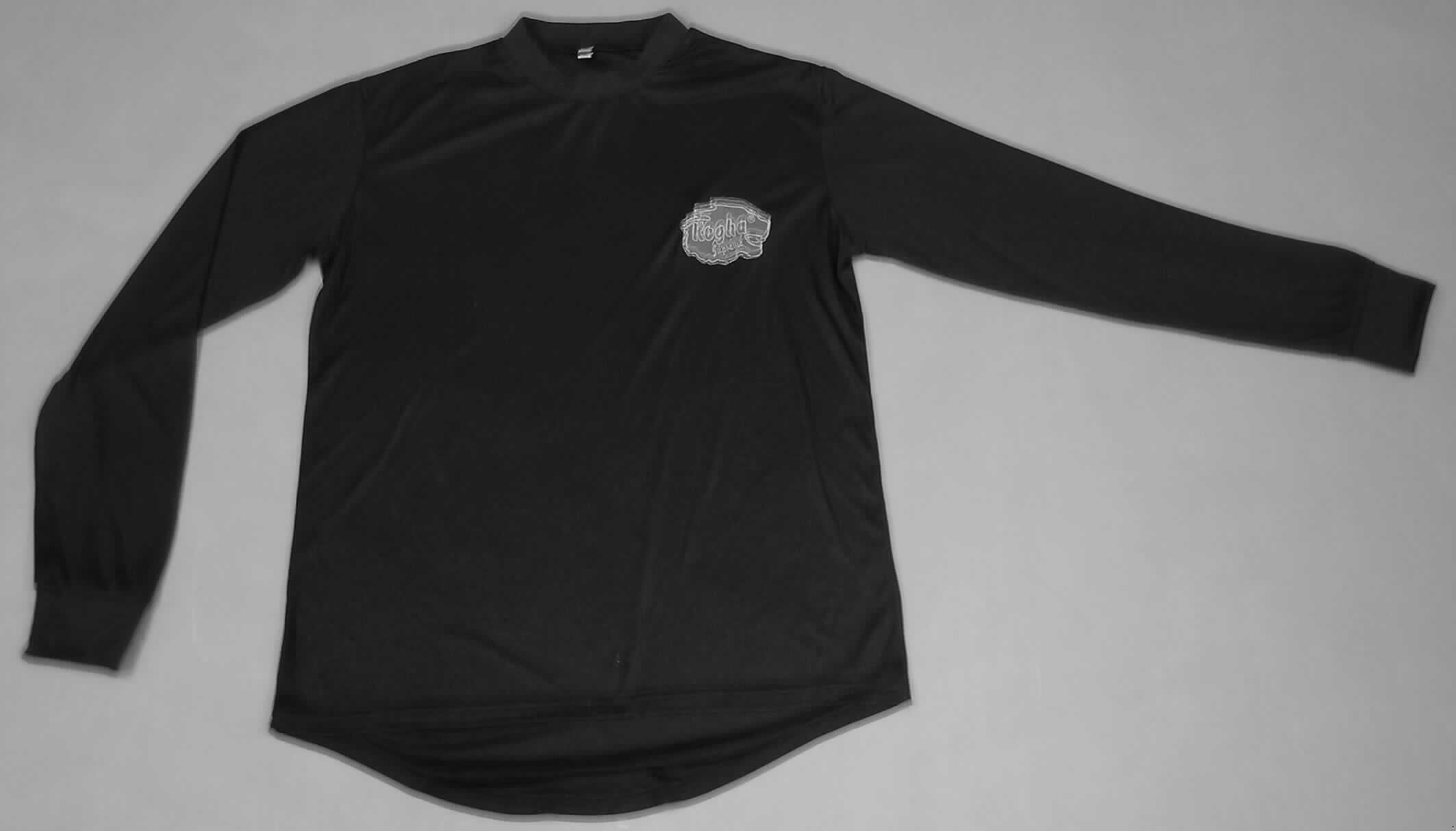 Zweiteilige Zusammenstellung bestehend aus einem Unterziehpulli und einer langen Unter- 
hose für Männer, sog. Thermowäsche, Artikelnr. 96944, Größe XL, siehe Fotos,
- aus 0,6 mm dicken, leichten, einfarbigen, feinmaschigen Gewirken aus lt. Antrag 100% 
  Polyester (synthetische Chemiefasern); mit mehr als 12 Maschen je linearen Zentimeter in 
  horizontaler und vertikaler Richtung,
- keine Kombination, da eine Ware der Pos. 6107 (hier: Unterhose) nicht als deren Bestand- 
  teil zugelassen ist,
- Unterziehpulli:
-- über den Schritt reichend (Rückenlänge: 75 cm); vorn 11 cm kürzer gearbeitet,
-- mit einem enganliegenden Stehkragen, somit kein T-Shirt der Pos. 6109,
-- ohne Öffnung und ohne Verschluss, somit ohne Merkmale, die auf den Trägerkreis (Männer
   oder Frauen) hinweisen (unisex); aufgrund der fehlenden Öffnung keine Hemdbluse der
   Pos. 6106; mit einem aufgenähten Emblem auf der linken Brust,
-- enganliegend gearbeitet (Brustumfang: 108 cm), 
-- mit langen, enganliegenden Ärmeln mit verengenden Bündchen,
-- am unteren Rand durch Umschlagen und Festnähen gesäumt.