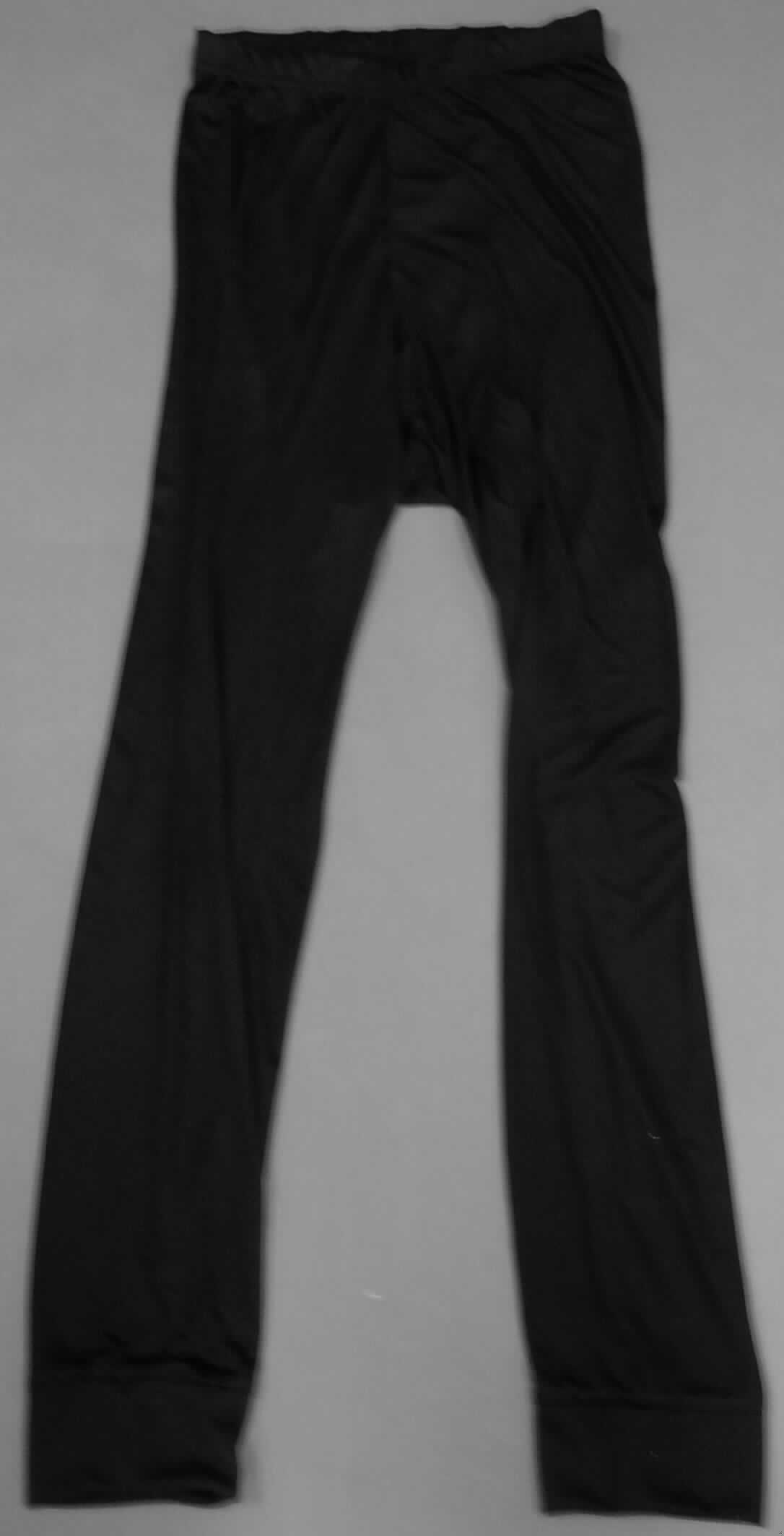 Zweiteilige Zusammenstellung bestehend aus einem Unterziehpulli und einer langen Unter- 
hose für Männer, sog. Thermowäsche, Artikelnr. 96944, Größe XL, siehe Fotos,
- aus 0,6 mm dicken, leichten, einfarbigen, feinmaschigen Gewirken aus lt. Antrag 100% 
  Polyester (synthetische Chemiefasern); mit mehr als 12 Maschen je linearen Zentimeter in 
  horizontaler und vertikaler Richtung,
- keine Kombination, da eine Ware der Pos. 6107 (hier: Unterhose) nicht als deren Bestand- 
  teil zugelassen ist,
- Unterhose für Männer:
-- in der Taille abschließend mit einem durchgehenden elastischen Taillenbund,
-- vorn mit einer Eingriffsöffnung ohne Verschlusssystem, mit Überlappung von oben nach
   unten, als Männerkleidung erkennbar,
-- mit langen, bis zu den Knöcheln reichenden Hosenbeinen mit angesetzten, gerippten
   Bündchen,
-- stellt sich insbesondere wegen der Art der Eingriffsöffnung und der Ausstattung als lange 
   Unterhose dar, daher keine lange Hose der Pos. 6103.