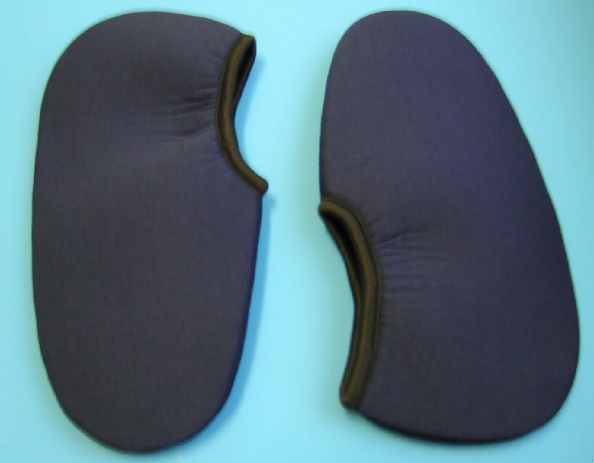 Strumpfware, sog. Thermo Socken, Artikelnr. 96922 Größe L, siehe Foto,
- wird als zusätzliche Strumpfware z.B. in Gummistiefeln angezogen,
- aus 6 mm dicken, dreilagigen Flächenerzeugnissen der Pos. 5903, bestehend aus 
-- zwei Außenlagen aus glatten, einfarbigen Gewirken aus einseitig gerauten, einfarbigen 
   Gewirken aus lt. Antrag 100% Polyester (synth. Chemiefasern),
-- und einer Zwischenlage aus Schaumkunststoff (lt. Antrag: Polyurethan),
- die auf beiden Seiten angebrachten Gewirkelagen dienen nicht nur der Verstärkung, somit 
  keine Ware der Position 3926,
- durch Zusammennähen konfektioniert,
- vollständig den Fuß umschließend und bis zum Knöchel reichend, 
- mit einem schmalen, elastischen Gewirkestreifen am oberen Rand eingefasst,
- ohne angebrachte Laufsohle (somit kein Schuh),
- mit einem Fußmaß von ca. 29 cm, somit aufgrund der Fußlänge kein Bekleidungszubehör
  für Kleinkinder (daher keine Ware der Position 6111).