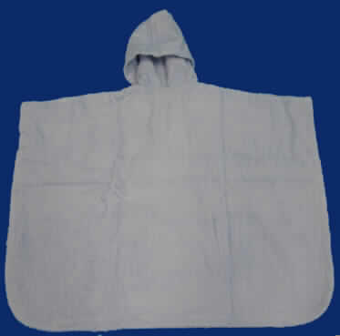 Badeumhang für Knaben, sog. Bade-Poncho, Art. 591-379, Größe 80/86 - 92/98, siehe Foto
- aus 2,8 mm dicken, einfarbigen Schlingengeweben nach der Art der Frottiergewebe
  aus lt. Antrag 100% Baumwolle,
- flachliegend in den Abmessungen: Länge ohne Kapuze: 54 cm, Breite: 70 cm,    
- mit Kapuze,
- vorn mit einer kurzen Öffnung, die mit einem Knopf von links auf rechts geschlossen
  wird (Knabenkleidung),
- seitlich, etwa 14 cm vom oberen Rand entfernt, mit kurzen Abnähern, die eine 
  Öffnung für die Arme darstellen,
- an allen Rändern durch Umschlagen und Festnähen gesäumt (konfektioniert),
- wird als Badeumhang getragen,
- stellt sich aufgrund der Doppelgröße nicht mehr als Kleidung für Kleinkinder dar.