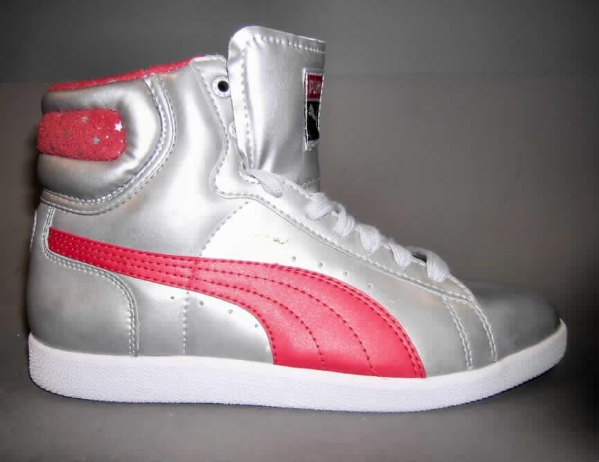 Trainingsschuhähnliche Schuhe; lt. Antrag: Basketballschuh, Artikel First Round Flippers Wn's, Art.- Nr. 346536 - siehe Abbildung
- mit Laufsohlen aus Kautschuk (lt. Antrag); ohne Hauptsohle aus Holz
- mit Oberteil (geschlossenes Blatt) aus Leder (den größten Teil der Außenfläche bildend) 
  und Kunststoff (Spinnstoff mit einer mit dem bloßen Auge wahrnehmbaren Außenschicht 
  aus Kunststoff)
- mit Verstärkungsteilen aus Leder (Schnürleiste) und Spinnstoff (in Höhe der Achillessehne)
- nicht mit Dornen, Krampen, Klammern, Stollen oder ähnlichen Vorrichtungen versehen oder 
  für deren Anbringung hergerichtet (keine Sportschuhe)
- ohne Schutz in der Vorderkappe
- den Knöchel bedeckend
- mit einer Länge der Innensohle von mehr als 24 cm
- nicht als Männer- oder Frauenschuhe erkennbar
- nach Spezialtechniken hergestellt, mit mehrlagiger, geformter, stoßdämpfende 
  Eigenschaften aufweisender Sohle aus synthetischen Stoffen
- mit einem cif-Preis je Paar von mehr als 7,50 Euro (lt. Antrag)