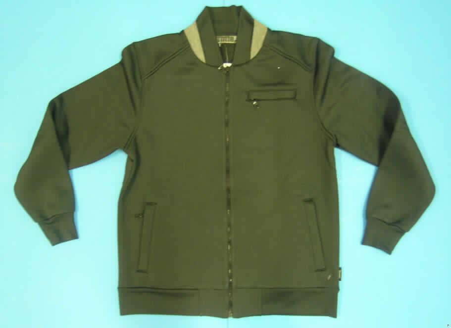 Blouson, sog. Strickjacke, Größe M, siehe beigefügtes Foto,
- aus 1,5 mm dicken, einfarbigen, auf der Innenseite gerauten Gewirken aus lt. Antrag 85%
  Polyester (synthetischen Chemiefasern) und 15% Baumwolle; ungefüttert,
- über die Taille reichend (Rückenlänge: 68 cm),
- mit einem doppelt gearbeiteten Kragen,
- vorn mit einer durchgehenden Öffnung mit Reißverschluss ohne Überlappung; ohne Merkmale,
  die auf einen bestimmten Trägerkreis hinweisen (unisex),
- mit langen Ärmeln, die über den unteren Rand des Kleidungsstücks hinausreichen; an den
  Ärmelenden mit verengenden Bündchen,
- mit einer eingesetzten Brusttasche mit Reißverschluss und zwei eingesetzten Taschen mit
  Reißverschluss unterhalb der Taille,
- im Rückenteil mit einer Stickerei verziert,
- am unteren Rand mit einem leicht verengenden Bund,
- erfüllt aufgrund des Schnitts und der Ausstattung die Voraussetzungen zur Einreihung als
  Blouson, somit keine Jacke der Position 6104 und auch kein Kleidungsstück der Position 6110.