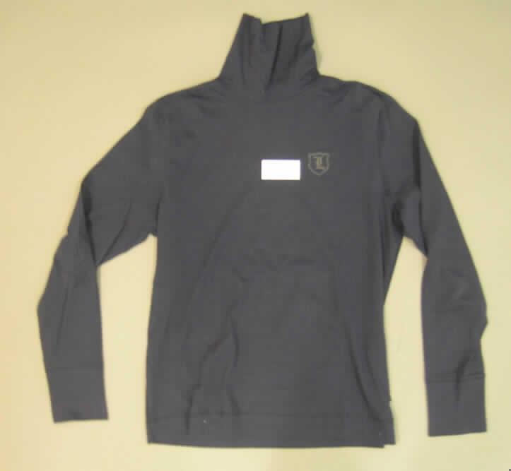 Unterziehpulli, sog. Rollkragenpullover, Größe M, siehe beigefügtes Foto,
- aus 0,5 mm dicken, leichten, einfarbigen Gewirken aus lt. Antrag 95% Baumwolle und 5% Elasthan
  (synthetische Chemiefasern); mit mehr als zwölf Maschen je linearen Zentimeter in jeder
  Richtung,
- über die Taille reichend (Rückenlänge: 69 cm),
- mit einem enganliegenden Rollkragen,
- mit langen, enganliegenden Ärmeln,
- enganliegend gearbeitet (Brustumfang: 84 cm),
- ohne Öffnung und ohne Verschluss,
- am unteren Rand durch Umschlagen und Festnähen gesäumt,
- erfüllt aufgrund des Schnitts und der Materialbeschaffenheit die Voraussetzungen zur Einreihung
  als Unterziehpulli.