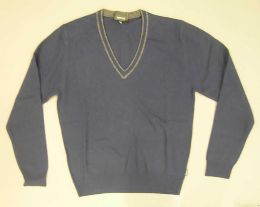 Pullover, sog. V-Pullover, Größe M, siehe beigefügtes Foto,
- aus 1,5 mm dicken, einfarbigen Gewirken aus lt. Antrag 40% Wolle, 10% Kaschmir, 25% Viskose
  und 25% Polyamid (beides Chemiefasern),
- mit einem V-förmigen Halsausschnitt mit kontrastfarbener Randeinfassung,
- ohne Öffnung und ohne Verschluss; ohne Merkmale die auf einen bestimmten Trägerkreis hinweisen
  (unisex),
- mit langen Ärmeln mit gerippten, abgepasst gewirkten, verengenden Bündchen,
- über die Taille reichend (Rückenlänge: 66 cm),
- mit einem gerippten, abgepasst gewirkten, verengenden Bund am unteren Rand.