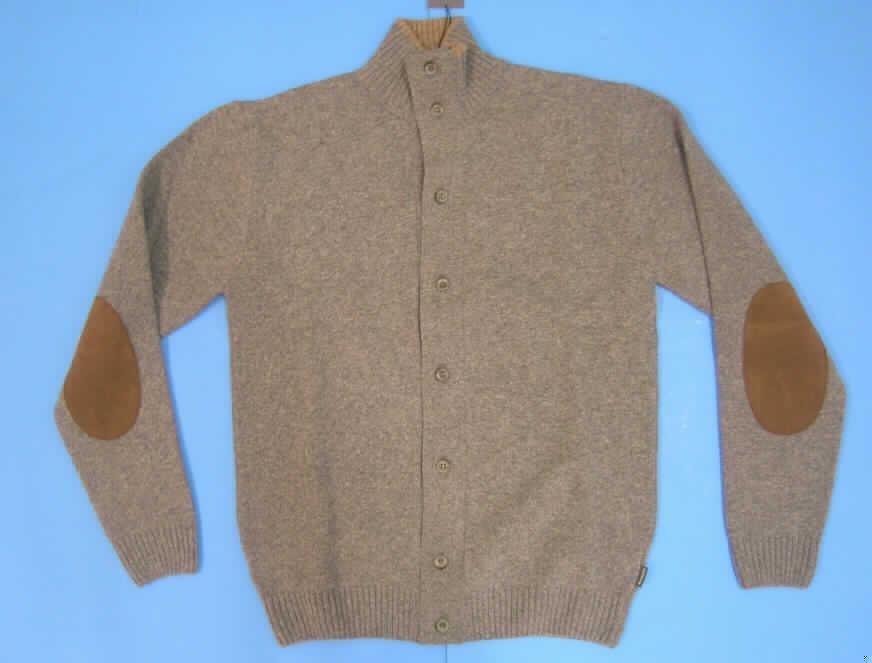 Blouson für Männer, sog. Strickjacke, Größe M, siehe beigefügtes Foto,
- aus 2,2 mm dicken, melierten Gewirken aus lt. Antrag 100% Wolle; mit aufgesetzten Zuschnitten
  aus Vliesstoff aus Spinnstoffen im Bereich der Ellenbogen,
- über die Taille reichend (Rückenlänge: 69 cm),
- mit Stehkragen aus gerippten Gewirken,
- vorn mit einer durchgehenden Öffnung mit Knopfverschluss von links über rechts
  (Männerkleidung),
- mit langen Ärmeln, die über den unteren Rand des Kleidungsstücks hinausreichen; an den
  Ärmelenden mit gerippten, abgepasst gewirkten, verengenden Bündchen,
- am unteren Rand mit einem leicht verengenden Bund aus gerippten, abgepasst gewirkten Gewirken,
- erfüllt aufgrund des Schnitts und der Ausstattung die Voraussetzungen zur Einreihung als Blouson, 
  somit keine Jacke der Position 6103 und auch kein Kleidungsstück der Position 6110.