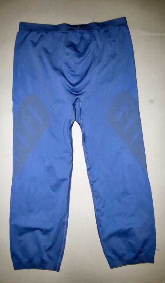 Unterhose für Männer, sog. Pants 3/4 Evolution Light Seamless Light Effect, Art. 181052, Größe L, siehe Foto
- aus 0,7 mm dicken, buntgewirkten Gewirken aus lt. Textiletikett 80 % Polyester,
  15 % Polyamid und 5 % Elasthan (Elastomergarn, alles synthetische Chemiefasern),
- im vorderen Bereich mit einem erweiternden Einsatz; aufgrund des anatomischen Schnitts 
  und der Verarbeitung als Männerkleidung erkennbar,
- in der Taille abschließend, mit einem elastischen Taillenbund, ohne Öffnung und ohne 
  Verschluss,
- mit langen, bis über die Knie reichenden Hosenbeinen (Seitenlänge: 70 cm), an den 
  Abschlüssen mit Bündchen,
- aufgrund des Materials, des Schnitts und der Ausstattung (u.a. Überwendlichnähte) 
  kennzeichet sich das Kleidungsstück als lange Unterhose, somit keine lange Hose.