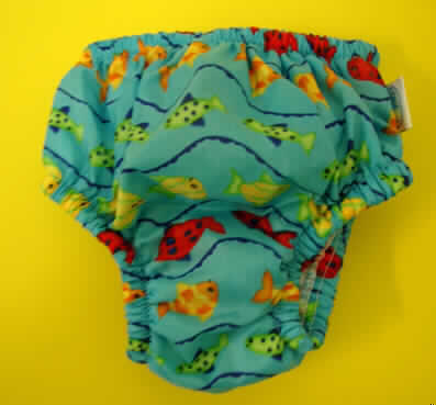 Kurze Hose für Kleinkinder, sog. Schwimmwindel, Art. IP 210, soll  lt. Antrag  für Kleinkinder im Alter zwischen 6 und 12 Monaten eingeführt werden (veranschaulicht durch ein Muster für Kinder von 18 Monaten), siehe Foto,
- charakterbestimmend aus 0,2 mm dicken, bedruckten Geweben aus (lt. Antrag) 
 100 % Polyester (synth. Chemiefasern),
- mit einem Futter aus 1,1mm dicken Schlingengewirken aus lt. Antrag 100 % synthetischen 
  Chemiefasern,
- in der Taille abschließend, 
- mit enganliegenden elastischen Abschlüssen am oberen Rand und an den 
  Beinausschnitten.