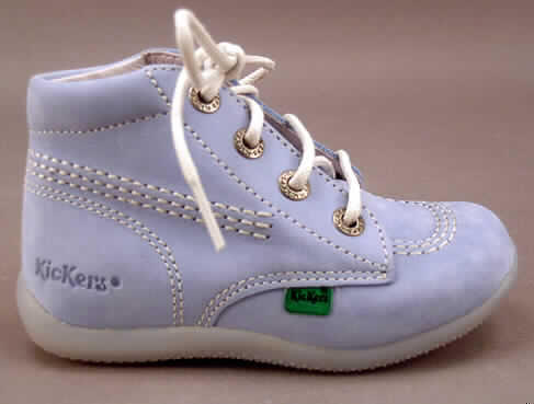 Freizeitstiefel für Kinder (lt. Antrag: Baby-Schuhe, Art.Nr. 593425), siehe Foto,
- mit Laufsohlen aus Kunststoff,
- mit Oberteil (geschlossenes Blatt) aus (lt. Antrag) Leder,
- ohne Metallschutz in der Vorderkappe,
- den Knöchel, jedoch nicht die Wade bedeckend (nicht über die dickste Stelle der Wade 
  hinausreichend),
- mit einer Länge der Innensohle von weniger als 24 cm,
- mit Schnürsenkelverschluss,
- nach der Konzeption und Ausstattung nicht für eine sportliche Betätigung geeignet.
