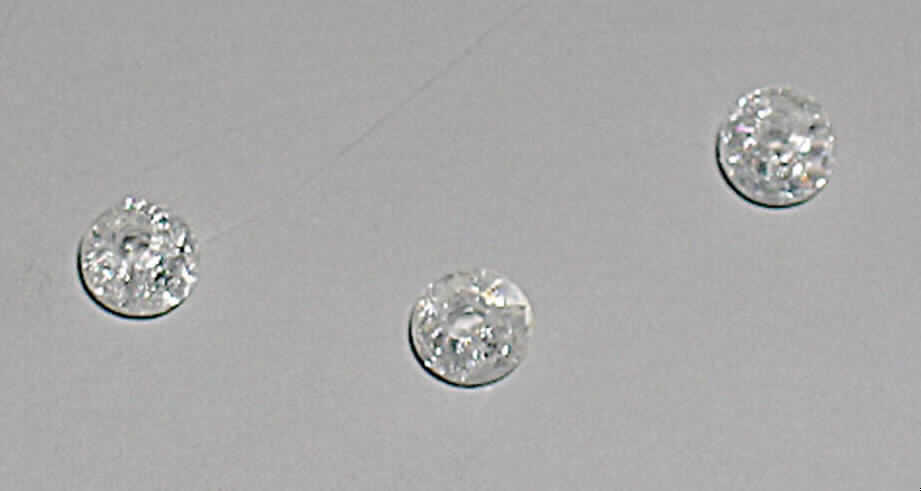 Glasperle (lt. Antrag Glaskraqueleperle "rund", Art.-Nrn. 21104, 21105, 21114, 21115), siehe 
Foto, 
- runde, massive Perle aus vollständig durchbohrtem Glas, 
- in verschiedenen Farben (01 - 86), 
- mit einem Durchmesser von ca. 4 mm oder 6 mm, 
- nicht geschliffen und mechanisch poliert, da die Perlen weder glatte und scharfkantig abge- 
  grenzte Schleifflächen noch einen geschliffenen Lochrand aufweisen, 
- keine Nachahmung von echten Perlen, Zuchtperlen, Edel- oder Schmucksteinen, 
- zum Herstellen von z.B. Halsketten u.ä. bestimmt, 
- augenscheinlich nicht handgearbeitet.