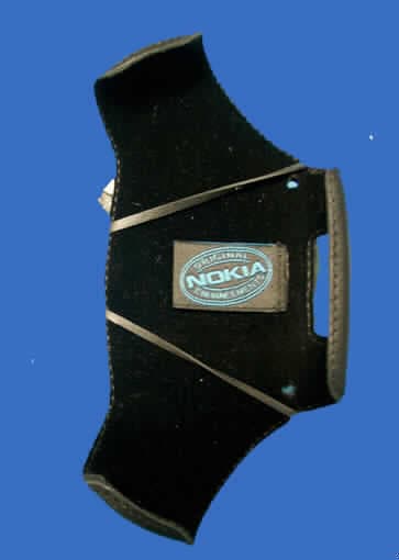 Andere Ware aus Leder, sog. Lederholster CNT 630, Art.-Nr.: MO - NO - T 213 siehe Foto, 
- Halterung für Mobiltelefone, 
- - annähernd dreieckiges Formteil aus Kunststoff, nach oben offen, mit drei nach innen 
    gebogenen Haltekrallen, 
- - mit den Abmessungen von ca. 12,5 (L) x 6 (B) x 2,5 (T) cm,
- - außen mit Leder (charakterbestimmend) überzogen,
- - innen gefüttert,
- - auf der Rückseite mit einer drehbaren Halteklammer aus Kunststoff zum Befestigen am 
    Gürtel.