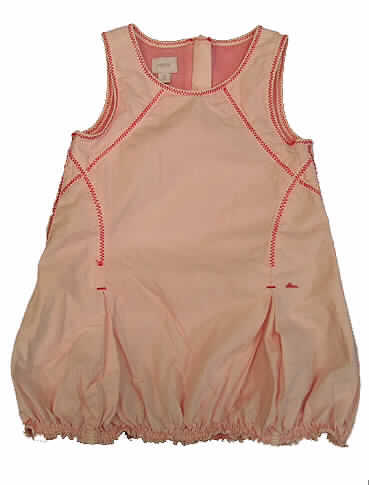 Kleidung für Kleinkinder, sog. Kleid für Kleinkinder, Größe 74, siehe Abbildung;
- aus einem 0,4 mm dicken, einfarbigen Gewebe aus lt. Antrag 100% Baumwolle,
- ganz gefüttert,
- mit einem runden Halsausschnitt,
- hinten mit einer Öffnung mit Reißverschluss und Knopfverschluss,
- ärmellos,
- bis knapp an die Knie reichend (Rückenlänge: 42 cm), 
- mit kontrastfarbenen Ziernähten versehen,
- am unteren Rand durch eingenähte, elastische Fäden gesmokt, 
- kennzeichnet sich aufgrund der Konfektionsgröße 74 als Kleidung für Kleinkinder.