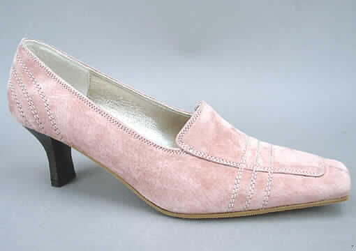Freizeitschuhe für Frauen (lt. Antrag: " rosa Pumps", siehe Photographie)
- mit Laufsohlen aus Kunststoff (Stoff der Laufsohle, der den größten Teil der 
  Berührungsfläche mit dem Boden bildet, unabhängig von Zubehör oder Verstärkungsteilen),
  die mit einer textilen Lage versehen sind, die nicht die an eine normal genutzte Laufsohle
  gestellten Anforderungen (Dauerhaftigkeit, Widerstandsfähigkeit) erfüllt,
- mit Oberteil (geschlossenes Blatt) aus Leder,
- ohne Metallschutz in der Vorderkappe,
- nicht den Knöchel bedeckend,
- mit einer Länge der Innensohle von mehr als 24 cm,
- mit Absatz,
- aufgrund der Schnittführung und Ausstattung nicht für Sportzwecke geeignet