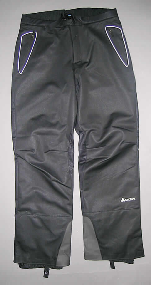 Lange Hose für Männer, sog. Pants 3L QUANTUM, Artikel 521372, Größe 50, siehe Foto,
- aus verschiedenen 0,7 mm und 1,2 mm dicken, dreilagigen Flächenerzeugnissen mit
  Außen- und Innenlagen aus einfarbigen Gewirken und jeweils einer Zwischenlage aus
  Kunststofffolie (kein Zellkunststoff), die im Querschnitt nicht mit bloßem Auge wahrnehmbar
  ist (nicht aus Meterware der Position 5903 und somit keine Kleidung der Position 6113); 
  alle Gewirke lt. Antrag aus 100 % synthetischen Chemiefasern,
- in der Taille abschließend, mit einem teilweise elastischen Taillenbund, mit einem 
  teilweise im Taillenbund verlaufenden Gürtel,
- vorn mit einer Öffnung mit Reißverschluss, verdeckt von einer von links auf rechts 
  reichenden, im Bund mit einem Druckknopf zu schließenden Patte (Männerkleidung),
- vorn mit zwei eingesetzten Taschen und zwei eingesetzten Gesäßtaschen, 
- mit knöchellangen Hosenbeinen, mit eingesetztem Schneefang,
- im unteren Bereich der Hosenbeine zum Schutz mit aufgedrucktem Kunststoff ausgerüstet,
- an den Beinabschlüssen gesäumt.