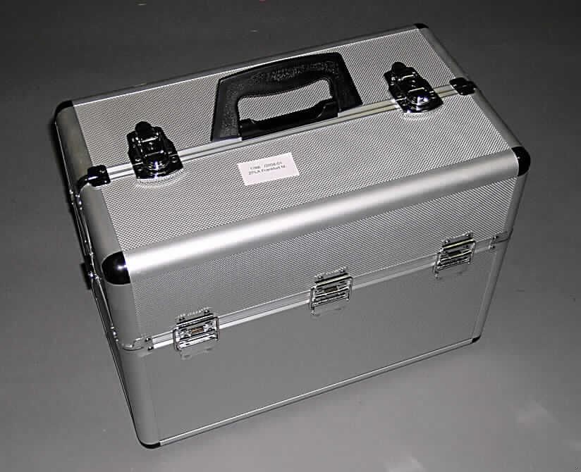 Handkoffer, sog. Aluminium-Pilotenkoffer, Art.-Nr. 958532, siehe Fotos, 
- mit einer Außenseite aus noppenartig geprägtem Aluminium,
-- auf einer Unterkonstruktion aus entsprechend zugeschnittenen Faserplatten aufgeklebt,
- mit einem Rahmen aus augenscheinlich unedlem Metall,
- mit Eckverstärkungen aus Kunststoff,
- mit vier Standfüßen aus Kunststoff,
- mit einem abnehmbaren, verstellbaren Schultertragegurt,
- mit einem Handtragegriff aus Kunststoff auf dem Deckel,
- mit zwei abschließbaren Überwurfschlössern,
- mit einem geteilten Kofferdeckel, der beidseitig aufklappbar ist, 
- beide Kofferdeckelhälften sind innen mit einem Fach mit zwei verstellbaren Trennstegen 
  und einer Abdeckung mit zwei Laschen mit Druckknopfverschlüssen versehen,
- innen mit Schaumkunststoff ausgekleidet, ohne Inneneinteilung,
- mit den Abmessungen von ca. 42,5 (B) x 24,5 (T) x 32 (H) cm,
- nicht erkennbar, dass der Handkoffer, insbesondere aufgrund der Fächer im Deckel, zur 
  Aufnahme von bestimmten Gegenständen (z.B. von Werkzeugen) genutzt werden soll.