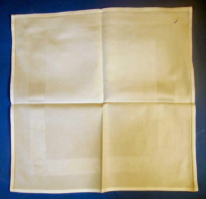 Tischwäsche (Serviette), siehe Foto,
- in quadratischer Form, in die Abmessungen von 45 x 45 cm,
- aus 0,8 mm dicken, einfarbigen Geweben aus laut Antrag 100% Baumwolle,
- an allen Rändern gesäumt (somit konfektioniert); nicht handgearbeitet,
- wird üblicherweise regelmäßig gewaschen und kennzeichnet sich nach Material, 
  Ausstattung und Verwendungszweck als Tischwäsche, somit keine Ware zur 
  Innenausstattung im Sinne der Position 6304.