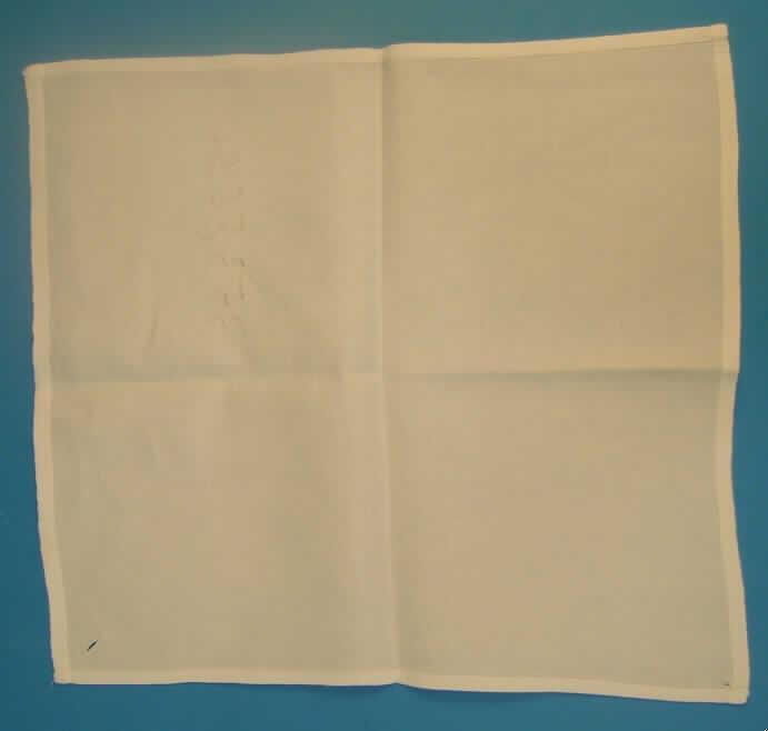 Tischwäsche (Serviette), siehe Foto,
- in quadratischer Form, in die Abmessungen von 40 x 40 cm,
- aus 0,8 mm dicken, einfarbigen Geweben aus laut Antrag 100% Baumwolle,
- an allen Rändern gesäumt (somit konfektioniert); nicht handgearbeitet,
- wird üblicherweise regelmäßig gewaschen und kennzeichnet sich nach Material, 
  Ausstattung und Verwendungszweck als Tischwäsche, somit keine Ware zur 
  Innenausstattung im Sinne der Position 6304.
