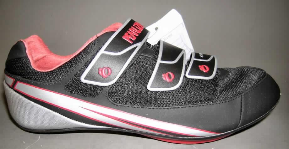 Sportschuhe, sog. Radsportschuhe; lt. Antrag: Radschuh 5715 Slice Road - siehe Abbildung
- mit Laufsohlen aus Kunststoff (Kunststoff mit Verstärkung aus Kohlenstoff; lt. Antrag:
  Carbon composite)
- mit Oberteil aus Leder (den größten Teil der Außenfläche bildend), Spinnstoff und 
  Kunststoff (Spinnstoff mit einer mit dem bloßen Auge wahrnehmbaren Außenschicht aus 
  Kunststoff)
- mit Verstärkungsteilen aus Leder
- mit drei Klettverschlüssen
- zur Verwendung als Radsportschuh vorgesehen aufgrund
-- der steifen, nicht biegsamen Laufsohle
-- der in der Laufsohle eingelassenen Vorrichtung (Metallfassungen mit Gewinde) zum 
   Anschrauben einer Schuhplatte (Pedalhaken) und zum Festklemmen des Schuhs 
   an das Fahrradpedal