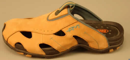 Freizeitschuhe (clogartig); lt. Antrag: Sabot, Art.-Nr. 89.549.03-3 - siehe Bild,
- mit Laufsohlen aus Kunststoff,
- mit pantoffelartigem Oberteil aus Leder (den größten Teil der Außenfläche bildend) und 
  Spinnstoff),
- ohne Metallschutz in der Vorderkappe,
- nicht den Knöchel bedeckend,
- mit offenem Blatt,
- ohne Absatz,
- mit einer Länge der Innensohle von mehr als 24 cm,
- nicht als Männer - oder Frauenschuh erkennbar