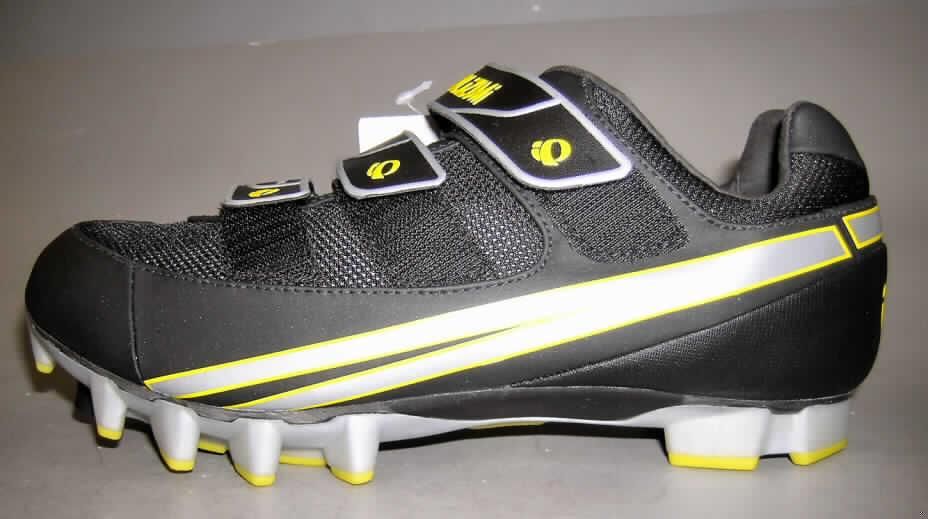 Sportschuhe, sog. Radsportschuhe; lt. Antrag: Radschuh 5723 Slice MTB - siehe Abbildung
- mit Laufsohlen aus Kunststoff (Kunststoff mit Verstärkung aus Kohlenstoff; lt. Antrag: 
  Carbon composite)
- mit Oberteil aus Leder (den größten Teil der Außenfläche bildend), Spinnstoff und 
  Kunststoff (Spinnstoff mit einer mit dem bloßen Auge wahrnehmbaren Außenschicht aus 
  Kunststoff)
- mit Verstärkungsteilen aus Leder
- mit drei Klettverschlüssen
- zur Verwendung als Radsportschuh vorgesehen aufgrund
-- der steifen, nicht biegsamen Laufsohle
-- der in der Laufsohle eingelassenen Vorrichtung (Metallfassungen mit Gewinde) zum 
   Anschrauben einer Schuhplatte (Pedalhaken) und zum Festklemmen des Schuhs 
   an das Fahrradpedal