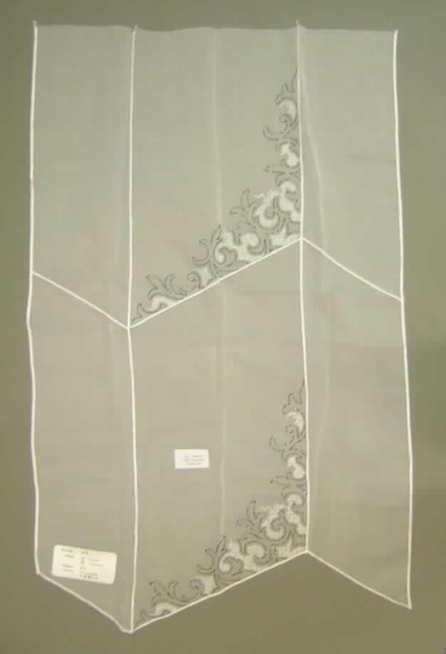Gardine, sog. Vertikalstore, Artikel 478/060/0810, siehe Foto,
- aus Stickereien der Position 5810 mit Stickgrund aus lichtdurchlässigen Geweben;
  laut Etikett aus 100% Polyester (synthetische Chemiefasern),
- in den Abmessungen: 96 cm (Höhe) x 60 cm (Breite); am unteren Rand zackenförmig
  zugeschnitten (damit konfektioniert),
- muss laut Antrag noch am oberen Rand gesäumt werden (somit unfertig).
