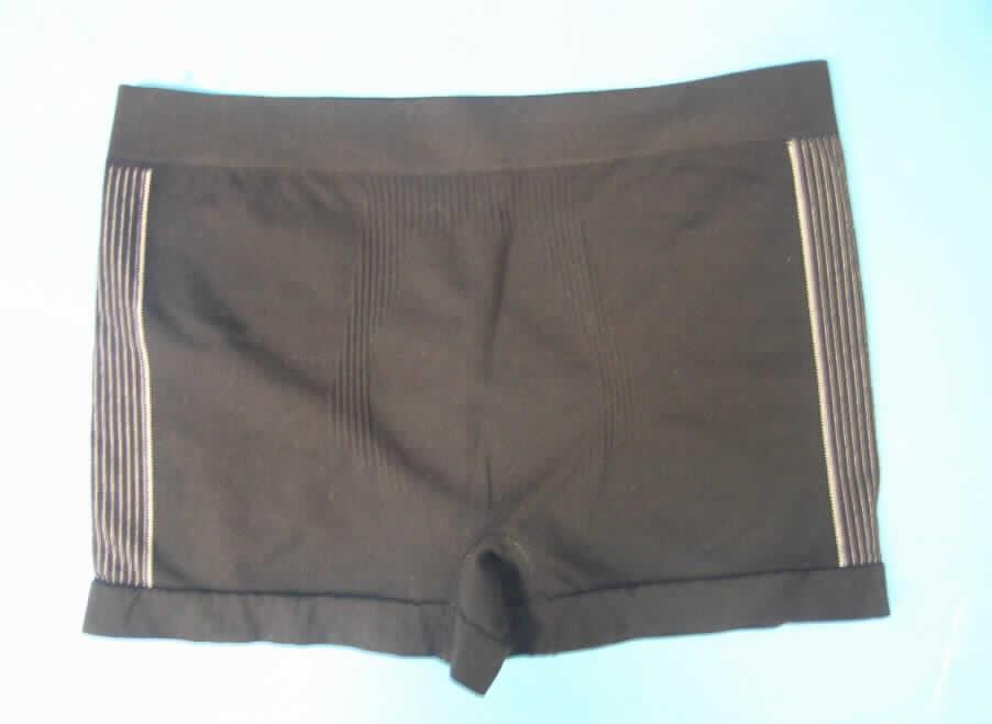 Unterhose für Männer, sog. Sport Funktionswäsche Herren Slip, Größe L, siehe Foto,
- aus 0,9 dicken, buntgewirkten Gewirken aus laut Antrag 69% Polyamid, 26% Polyester und
  5% Elasthan (alles synthetischen Chemiefasern),
- in der Taille abschließend; mit einem 3,5 cm breiten, elastischen Taillenbund,
- ohne Eingriff, ohne Öffnung und ohne Verschluss,
- vorne mit einem erweiternden Einsatz (dadurch erkennbar Männerkleidung),
- im Schritt mit einem eingesetzten Zwickel,
- mit kurzen, enganliegenden Hosenbeinen,
- an den Beinabschlüssen mit elastischen Bündchen,
- aufgrund des Materials, des Schnitts und der Ausstattung keine kurze Hose.