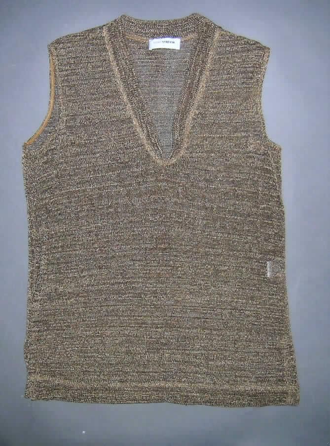 Pullover, Model 506 260, Größe 40, siehe Foto,
- aus 2,2 mm dicken, durchbrochenen, buntgewirkten Gewirken aus lt. Antrag 60% Viskose und 40% Polyamid
  (beides Chemiefasern),
- über den Schritt reichend (Rückenlänge: 72 cm),
- mit einem V-förmigen, halsfernen Ausschnitt mit einer bis zu 4 cm breiten Randeinfassung,
- ohne Öffnung und ohne Verschluss; ohne Merkmale, die auf einen bestimmten Trägerkreis hinweisen (unisex),
- ärmellos,
- mit 13 cm hoch reichenden Seitenschlitzen,
- am unteren Rand durch Umschlagen und Festnähen gesäumt.