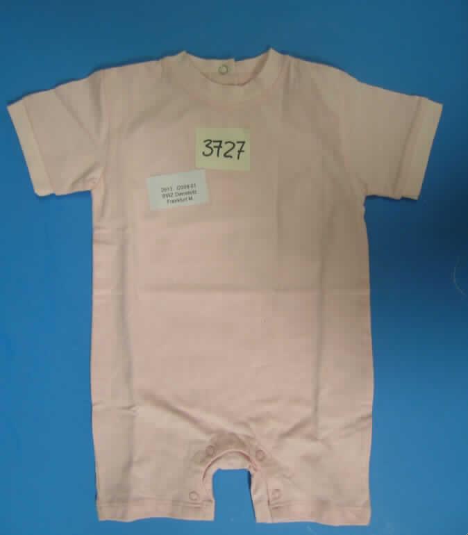 Overall für Kleinkinder, sog. Baby-Strampler, Größe 62/68, siehe Foto,
- als Sortiment, mit zwei Overalls für den Einzelverkauf aufgemacht (veranschaulicht durch
  ein einfarbiges Muster, laut Antrag mit einem weiteren, bedruckten Overall),
- aus 0,8 mm dicken Gewirken (einfarbig bzw. bedruckt) aus laut Antrag 100% Baumwolle,
- mit einem runden, halsnahen Ausschnitt mit gerippter Randeinfassung,
- hinten mit einer kurzen Öffnung mit Druckknopfverschluss,
- mit kurzen Ärmeln, an den Abschlüssen mit gerippten Bündchen,
- mit kurzen Hosenbeinen, im Schrittbereich mit mit einer bis zu den Beinabschlüssen
  reichenden Öffnung mit Druckknopfverschluss; an den Beinabschlüssen gesäumt.