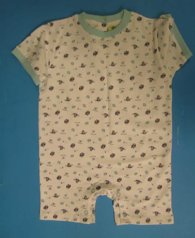 Overall, sog. Kinder-Strampler, Größe 86/92, siehe Foto,
- als Sortiment, mit zwei Overalls für den Einzelverkauf aufgemacht,
- aufgrund der Größe keine Kleidung für Kleinkinder der Position 6111,
- aus 0,8 mm dicken Gewirken (einfarbig mit Motivaufdruck vorne bzw. bedruckt) aus laut
  Antrag 100% Baumwolle,
- mit einem runden, halsnahen Ausschnitt mit gerippter Randeinfassung,
- hinten mit einer kurzen Öffnung mit Druckknopfverschluss,
- mit kurzen Ärmeln, an den Abschlüssen mit gerippten Bündchen,
- mit kurzen Hosenbeinen, im Schrittbereich mit mit einer bis zu den Beinabschlüssen
  reichenden Öffnung mit Druckknopfverschluss; an den Beinabschlüssen gesäumt.