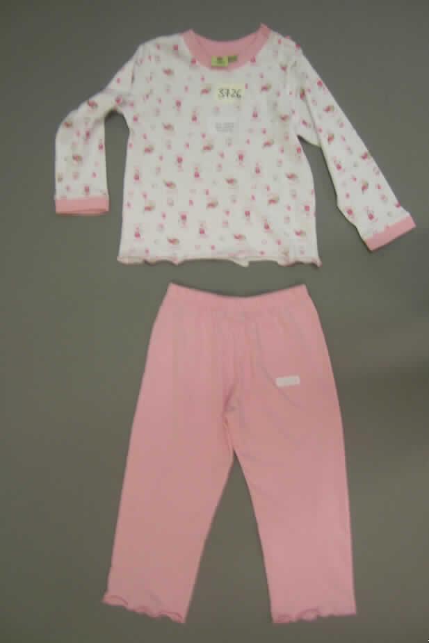 Schlafanzug, sog. Kinder Schlafanzug, Größe 86/92, siehe Foto,
- aufgrund der Größe keine Kleidung für Kleinkinder der Position 6111,
- Oberteil und Unterteil gemeinsam für den Einzelverkauf aufgemacht,
- ohne Merkmale, die auf einen bestimmten Trägerkreis hinweisen (unisex), 
- nach Schnitt, Ausstattung und Material erkennbar dazu bestimmt, ausschließlich oder im 
  Wesentlichen als Nachtkleidung im Bett getragen zu werden,
- Oberteil: 
-- aus 0,8 mm dicken, buntbedruckten Gewirken aus laut Antrag 100% Baumwolle,
-- über die Taille reichend (Rückenlänge: 38 cm),
-- mit einem halsnahen, runden Ausschnitt, mit kontrastfarbener, gerippter Randeinfassung,
-- auf der linken Schulter mit einer Öffnung mit Knopfverschluss,
-- mit langen Ärmeln; an den Abschlüssen mit kontrastfarbenen, gerippten Bündchen,
-- am unteren Rand gesäumt,
- Lange Hose: 
-- aus 0,8 mm dicken, einfarbigen Gewirken aus laut Antrag 100% Baumwolle,
-- in der Taille abschließend, mit einem elastischen Taillenbund,
-- mit knöchellangen Hosenbeinen, an den Beinabschlüssen gesäumt.