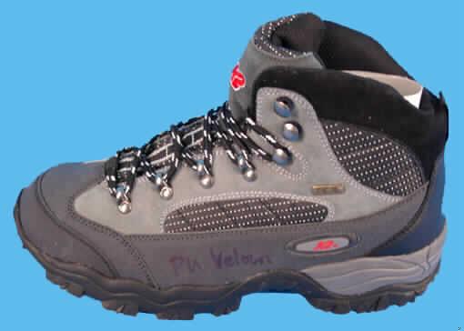 Wanderschuhe; lt. Antrag: sportlicher Freizeitschuh, Modell Riva Tex, Artikel 9878 - siehe Bild,
- mit Laufsohlen aus Kautschuk (lt. Antrag),
- mit einem Oberteil aus Kunststoff (Spinnstoff mit einer mit bloßem Auge wahrnehmbaren 
  Außenschicht aus Kunststoff; den größten Teil der Außenfläche bildend) Leder und 
  Spinnstoff,
- mit Verstärkungsteilen aus Leder,
- mit geschossenem Blatt,
- ohne Metallschutz in der Vorderkappe,
- den Knöchel bedeckend,
- ausgestattet mit Schnürverschluß und zwei Metallhakenpaaren.