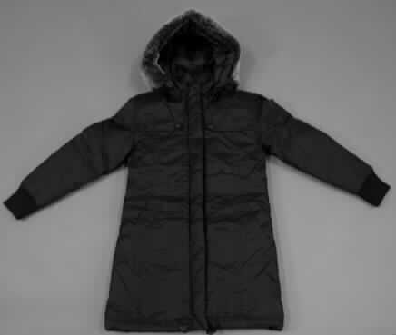 Mantel aus Geweben der Pos 5903 für Mädchen, sog. Kindermantel, Pelzmütze 
"Shandong Cherry # 225354", Größe 128, siehe Foto,
- aus 0,1 mm dicken, einfarbigen, einseitig (Innenseite) mit Kunststoff (kein Zellkunststoff)
  bestrichenen Geweben der Pos 5903, somit kein Mantel der Pos. 6202,
- über den halben Oberschenkel bis fast zu den Knien reichend (Rückenlänge 71 cm),
- wattiert gefüttert, teilweise mit einem Futter aus gerauten Gewirken, 
- mit einem halsnahen Stehkragen mit einer durch Reißverschluss abtrennbaren Kapuze, 
  am Rand mit einem Besatz aus Plüschgewirken,
- vorn mit einer durchgehenden Öffnung mit Reißverschluss, 
  mit einer überlappenden Patte von rechts über links (Mädchenkleidung),
- mit langen Ärmeln, mit Ärmelabschlüssen aus gerippten Gewirken,
- mit zwei unterhalb der Taille eingesetzten Taschen,
- Vorder- und Rückseite mit Schultersattel mit Druckknopfverschluss,
- am unteren Rand mit einem elastischen Tunnelzug zu verengen,
- wird als äußerstes Kleidungsstück über jeder anderen Kleidung getragen und bietet 
  einen Schutz gegen Kälte, Wind und Regen,
- kennzeichnet sich insbesondere aufgrund der Länge als Mantel.