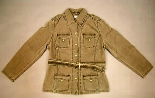 Jacke für Frauen, sog. Worker-Jacke Art. 593221, Größe 40, siehe Foto,
- aus 0,7 mm dicken, einfarbigen Geweben aus lt. Antrag 100% Baumwolle,
- über die Taille reichend (Rückenlänge: 67 cm); ungefüttert; mit Umlegekragen,
- vorn mit einer durchgehenden Öffnung, von rechts auf links mit Druckknöpfen zu schließen
  (Frauenkleidung), 
- mit langen Ärmeln mit geraden Abschlüssen,
- mit zwei aufgesetzten Taschen mit Patten unterhalb der Taille (u.a. deshalb keine Hemd- 
  bluse der Pos. 6206) und mit zwei aufgesetzten Brusttaschen mit Patten,
- mit einem durch Schlaufen gezogenen Gürtel,
- mit Schulterriegeln und Schultersattel, in acht Bahnen gearbeitet,
- am unteren Rand gesäumt,
- wird üblicherweise nicht als äußerstes Kleidungsstück über jeder anderen Bekleidung ge-
  tragen und bietet keinen Wetterschutz, deshalb kein windjackenähnliches Kleidungsstück
  der Pos. 6202,
- nach Schnitt und Ausstattung keine Arbeitskleidung der Unterposition 6204 3210.
