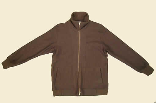 Blouson, sog. Herrenjacke, Art. C 26H316345, Jacke Vicky, Größe 4 (für Erwachsene), siehe Abbildung;
- aus 2 mm dicken, einfarbigen Gewirken aus lt. Antrag 100 % Wolle, 
- über die Taille reichend (Rückenlänge: 77 cm), 
- mit einem gerippt gestrickten Stehkragen,
- vorn mit einer durchgehenden Öffnung mit einem bis in die Kragenspitzen reichenden
  Zweiwege-Reißverschluss,
- ohne Merkmale, die auf einen bestimmten Trägerkreis (Männer oder Frauen) hinweisen 
  (unisex),
- mit langen Ärmeln, die über den unteren Rand des Kleidungsstücks hinausreichen, mit 
  gerippten, verengenden Bündchen,
- nicht gefüttert,
- mit eingesetzten Taschen unterhalb der Taille,
- am unteren Rand mit einem gerippten, verengenden Bund,
- das Kleidungsstück erfüllt die Bedingungen zur Einreihung als Blouson, somit
  keine Jacke der Position 6104 und auch keine Strickjacke oder strickjackenähnliche 
  Kleidung der Position 6110.