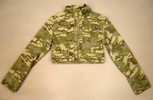 Jacke für Frauen, sog. Damenkurzjacke Arkive, Artikel Nr. 229921, Größe M, siehe Fotos, 
- aus 0,6 mm dicken, festen, bedruckten Geweben (Camouflagemuster) aus lt. Antrag 100 % 
  Baumwolle; ungefüttert,
- in der Nähe der Taille endend (Rückenlänge: 41 cm),
- mit einem Stehkragen, der mit einem Druckknopfriegel von rechts auf links geschlossen 
  wird (Frauenkleidung),
- vorn mit einer durchgehenden Öffnung mit Reißverschluss; mit langen Ärmeln,
- mit zwei aufgesetzten und mit Patten ausgestatteten Brusttaschen,
- in Bahnen gearbeitet (sechs Vorder- und drei Rückenbahnen); mit Schultersattel,
- am unteren Rand mit einem angesetzten, nicht verengenden Bund,
- auf dem Rücken mit aufgeklebtem Totenkopfmuster aus Plättchen aus unedlem Metall,
- aufgrund des festen Materials und des formstabilen Bahnenschnitts keine Hemdbluse,
- wird aufgrund der Ausstattung (ohne Futter) und des körpernahen Schnitts nicht als äußer- 
  stes Kleidungsstück über jeder anderen Bekleidung und zum Schutz gegen das Wetter 
  getragen (u.a. auch deshalb keine Windjacke o. ä. der Pos. 6202).