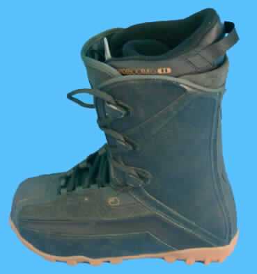 Snowboardschuhe (lt. Antrag) Snowboardstiefel Modell �Fuse Art.-Nr. G 502), siehe Foto
- mit Laufsohlen (lt. Antrag) aus Kautschuk,
- mit Oberteil aus Leder (den größten Teil der Außenfläche bildend) undKunststoff,
- Sportschuhe im Sinne der UPosAnm 1b) Kap 64,
- mit Innenschuh.