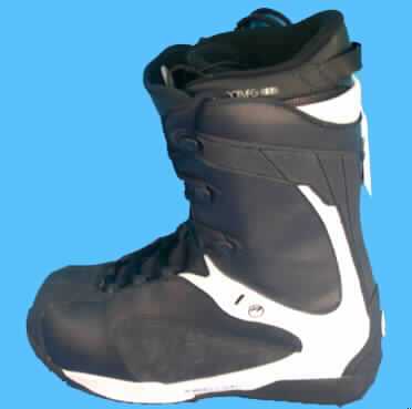 Snowboardschuhe (lt. Antrag) Snowboardstiefel Modell �AMP Art.-Nr. G 503), siehe Foto
- mit Laufsohlen (lt. Antrag) aus Kautschuk,
- mit Oberteil aus Leder (den größten Teil der Außenfläche bildend) und Kunststoff,
- mit Verstärkungsteilen aus Kunststoff,
- Sportschuhe im Sinne der UPosAnm 1b) Kap 64,
- mit Innenschuh.