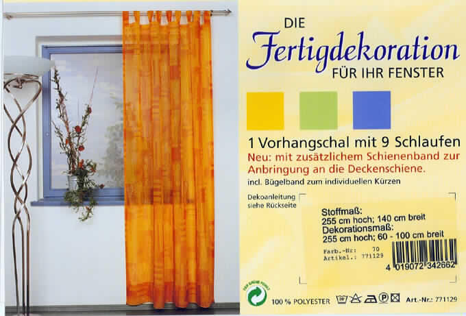 Warenzusammenstellung, bestehend aus einer Gardine und einem Bügelband, sog. Fertigdekoration aus 1 Vorhangschal mit 9 Schlaufen, Art. 771129; siehe Abbildung;
- in Aufmachung für den Einzelverkauf,
- zur Befriedigung eines speziellen Bedarfs zusammengestellt,
- Gardine (nach Umfang und Verwendungszweck charakterbestimmend): 
-- aus 0,2 mm dicken, bedruckten, durchscheinenden, lichtdurchlässigen Geweben aus
   lt. Antrag 100% Polyester (synthetische Chemiefasern),
-- in den Abmessungen: 140 cm breit und 255 cm lang,
-- an den Seiten durch Umschlagen und Festnähen gesäumt,
-- am oberen Rand mit 9 angenähten Schlaufen, durch die eine Gardinenstange geschoben
   werden kann (u.a. dadurch konfektioniert),
-- am unteren Rand mit einer Überwendlichnaht gesäumt, kann individuell verkürzt werden,
- Bügelband:
-- etwa 27 mm breites und 140 cm langes Kunststoffband mit gitterförmigen Ausstanzungen 
   und einem einseitig angebrachten Schutzpapier,
-- wird zur Festlegung der Höhe des Schlaufenschals in den Saum eingebügelt.