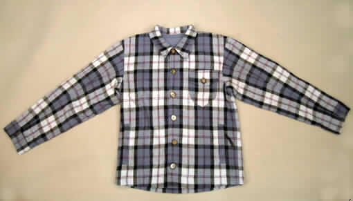 Jacke für Männer, sog. Lumberjack, Art. 3317-4495-166, Größe M, siehe  Foto
- aus 1,3 mm dicken, beidseitig leicht gerauten, buntgewebten (Karomuster), nicht leichten,
  Geweben aus lt. Antrag 50 % Wolle und 50 % Viskose (künstliche Chemiefasern),
- fast bis zum Schritt reichend (Rückenlänge: 72 cm),
- mit Umlegekragen,
- vorn durchgehend von links über rechts geknöpft (Männerkleidung),
- mit langen Ärmeln, mit manschettenartigen Abschlüssen,
- mit einer aufgesetzten Brusttasche mit Patte mit Knopfverschluss und mit zwei seitlich 
  eingesetzten Taschen unterhalb der Taille, mit Reißverschluss,
- durchgehend mit einem dünnen Futter aus Baumwolle,
- im Rückenteil mit einem losen Rückenkoller,
- am unteren Rand durch Umschlagen und Festnähen gesäumt,
- kennzeichnet sich aufgrund des festen Materials, des Futters und der Ausstattung 
  (Taschen unterhalb der Taille und Rückenkoller) als Jacke der Position 6203 (somit kein 
  Hemd der Position 6205 und auch keine Ware der Position 6201).