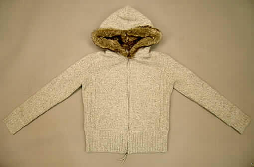 Blouson, sog. Lined Cardigan, Art. 7691-1707-150, Größe S, siehe Foto
- aus 3,5 mm dicken, melierten Gestricken aus lt. Antrag 80 % Wolle (Lambswool) und
  20 % Nylon (synthetische Chemiefasern),
- durchgehend gefüttert,
- über die Taille reichend (Rückenlänge: 58 cm),
- mit einer angesetzten Kapuze, die durchgehend mit Plüschgewirke gefüttert ist,
- vorn mit einer durchgehenden Öffnung mit einem Reißverschluss; ohne Überlappung; ohne 
  Merkmale, die auf einen bestimmten Trägerkreis (Männer oder Frauen) hinweisen (unisex),
- mit langen Ärmeln, die über den unteren Rand des Kleidungsstücks hinausreichen;
  an den Ärmelabschlüssen mit gerippt gestrickten Bündchen, 
- am unteren Rand mit einem gerippt gestrickten Bund verengt,
- das Kleidungsstück erfüllt die Voraussetzungen zur Einreihung als Blouson, somit keine 
  Jacke, Strickjacke oder strickjackenähnliche Kleidung.