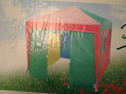 Zelt, sog. Kinder Pavillon 1516979, siehe Abbildung
- aus einem weiß lackierten Gestänge aus Stahl mit Eckverbindungen, Mittelkreuzen und
  Bodentellern aus Kunststoff, Bodennägeln aus Stahl sowie - charakterbestimmend - aus
  verschiedenen einfarbigen Geweben aus Streifen aus synthetischer Spinnmasse   (Polyethylen), mit einer augenscheinlichen Streifenbreite von weniger als 5 mm; ein   Überziehen mit Kunststoff ist auf beiden Seiten mit bloßem Auge nicht wahrnehmbar, somit   keine Ware des Kap. 39,
- die Gewebe bilden das Dach sowie die vier Seitenteile, wovon zwei mit einem Fenster aus
  Klarsichtfolie ausgestattet sind; dadurch wird ein geschlossener Raum gebildet; die Ware 
  erfüllt daher die Begriffsbestimmung für ein "Zelt"; ein weiteres Seitenteil ist in drei Bahnen 
  geteilt, wobei dessen Mittelteil als Einschlupföffnung (hochgerollt und gebunden) genutzt 
  wird,
- mit einer quadratischen Grundfläche mit einer Seitenlänge von ca 1,5 m,
- die Gewebe sind u.a. an den Rändern durch Nähen gesäumt (konfektioniert), 
- aufgrund der stabilen Konstruktion, der Abmessungen, der Wetterfestigkeit und der 
  aufwändigen Ausstattung handelt es sich nicht um Spielzeug der Pos 9503.