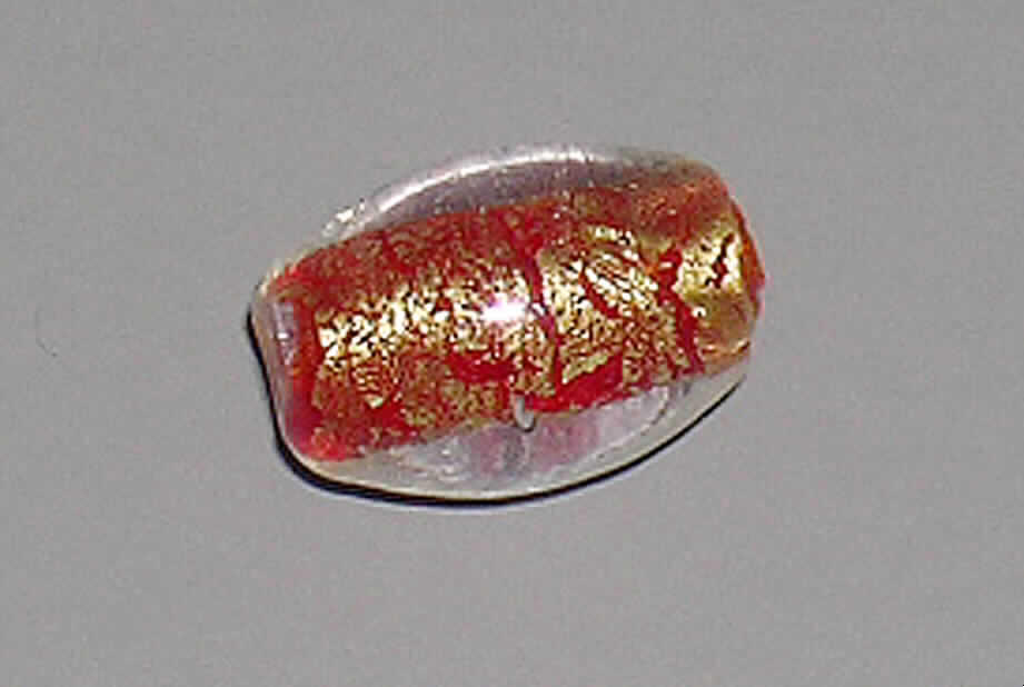 Glasperle (lt. Antrag Glasperle "oval", Art.-Nr. 21153), siehe Foto, 
- ovale, massive Perle aus vollständig durchbohrtem Glas, 
- in verschiedenen Farben (16 - 89), 
- mit einer Länge von ca. 14 mm und einem Durchmesser von ca. 10 mm, 
- nicht geschliffen und mechanisch poliert, da die Perlen weder glatte und scharfkantig abge- 
  grenzte Schleifflächen (Facetten) noch einen geschliffenen Lochrand aufweisen, 
- keine Nachahmung von echten Perlen, Zuchtperlen, Edel-, oder Schmucksteinen, 
- zum Herstellen von z.B. Halsketten u.ä. bestimmt, 
- augenscheinlich nicht handgearbeitet.