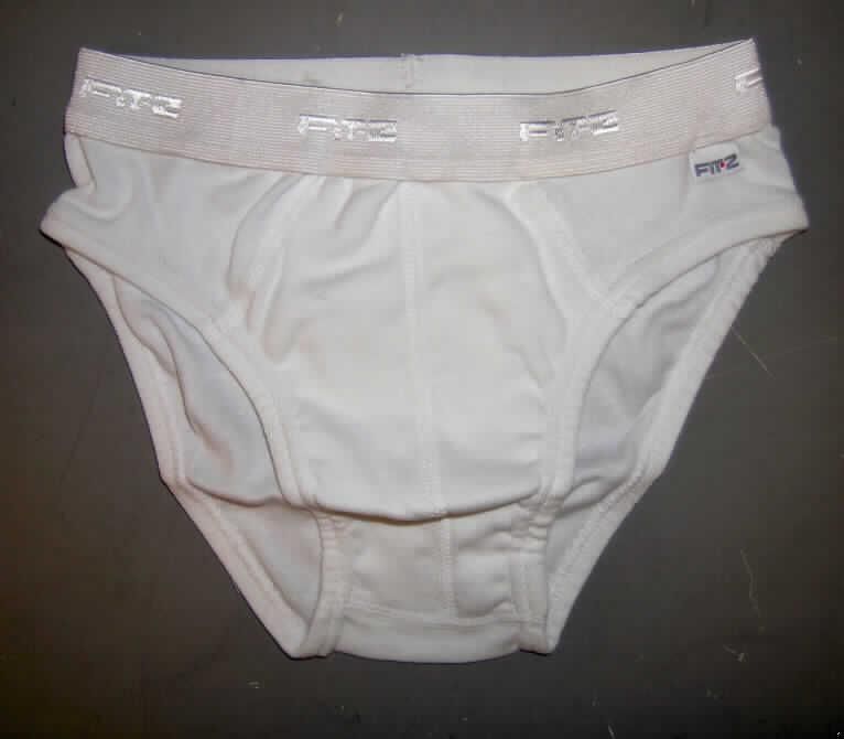 Slip für Knaben, sog. Slips Jungs (Artikel-Nr. 592-084), Größe 140/146, siehe Foto,
- aus 0,8 mm dicken, einfarbigen Gewirken aus laut Antrag 100 % Baumwolle,
- als Slip ohne Eingriff gearbeitet,
- in der Taille abschließend, mit einem 3 cm breiten, elastischen Taillenbund, 
- ohne Öffnung und ohne Verschluss; im vorderen Bereich doppelt gearbeitet,
- aufgrund des anatomischen Schnitts und der Verarbeitung als Knabenkleidung erkennbar,
- an den Beinabschlüssen mit elastischen Bändern gesäumt, 
- aufgrund des Materials, des Schnitts und der Ausstattung keine kurze Hose.